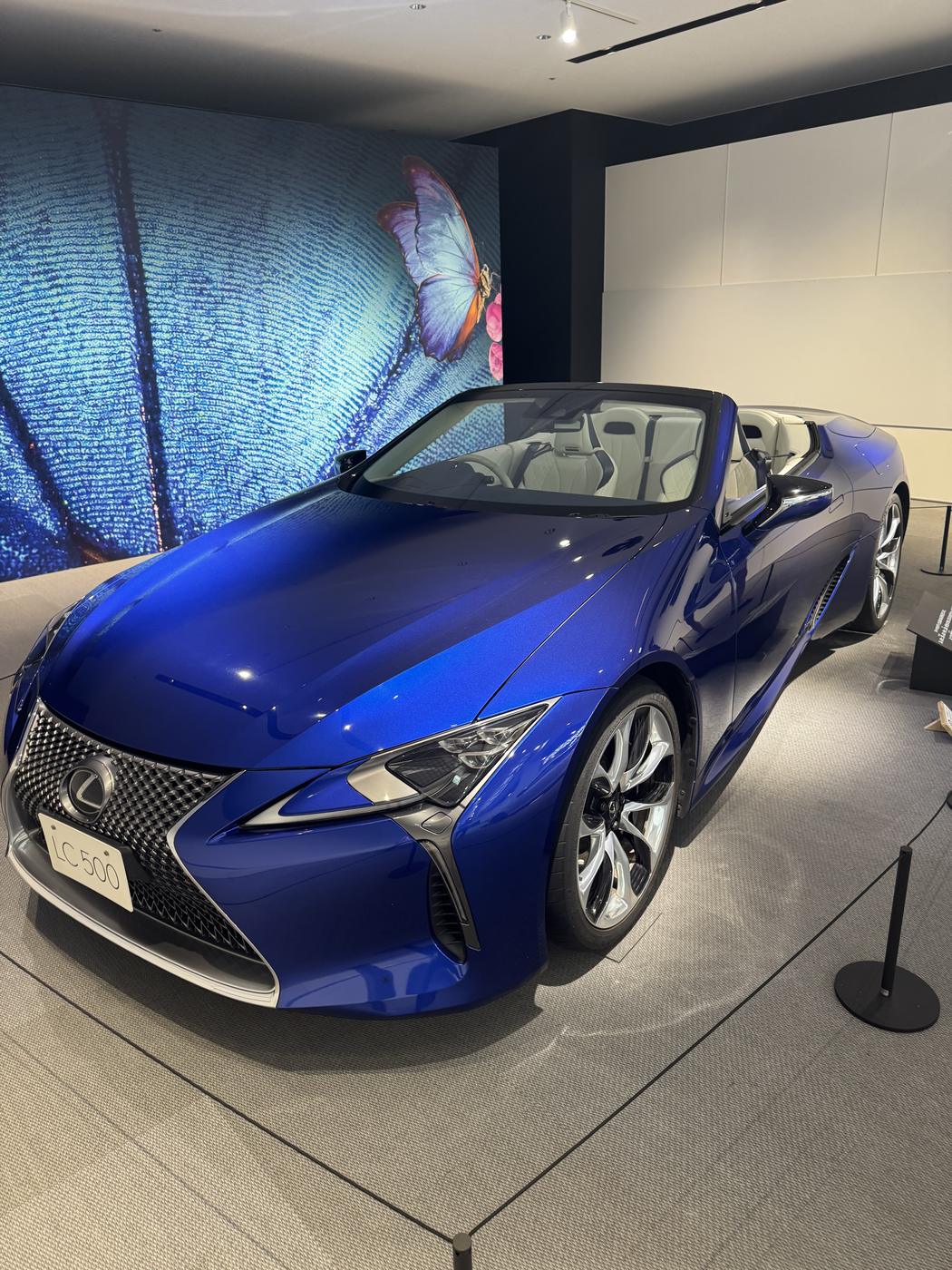館內展示的 Lexus LC